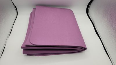 Ce tapis pour la pratique du yoga et du pilates mesure 183 c…
