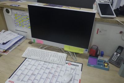 un bureau d'ordinateur équipé de deux écrans et d'un clavier