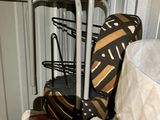 une pile de bagages posée sur une autre pile de bagages