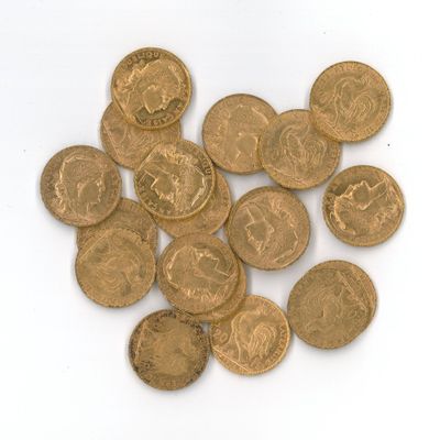 quelques pièces d'or posées sur une surface blanche, sur fond blanc