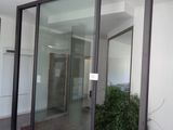 une photo représentant une grande porte vitrée dans un immeuble