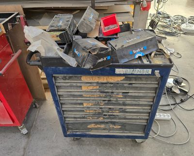 une boîte à outils en métal contenant de nombreux outils