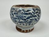 un vase bleu et blanc orné d'un motif floral