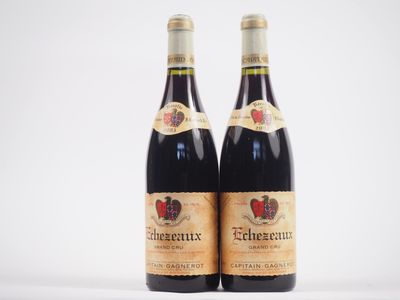 deux bouteilles de vin rouge posées l'une à côté de l'autre sur une table