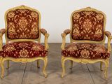 paire de fauteuils de style Louis XV avec assises recouvertes de velours rouge