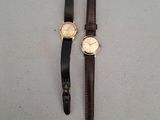 deux montres assises l'une à côté de l'autre sur une table