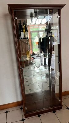 une vitrine en verre contenant une bouteille de vin