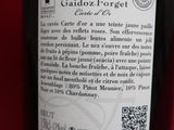 une bouteille de vin posée sur une table rouge