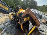 une photo d'un engin de chantier renversé au sol