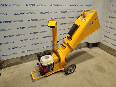 un gros plan d'une petite machine sur le sol près d'un mur