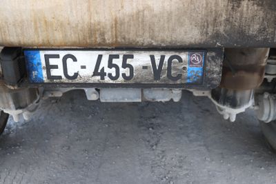 un gros plan sur la plaque d'immatriculation d'un véhicule