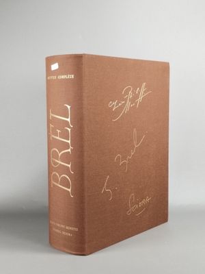 un livre à la couverture marron posé sur une table
