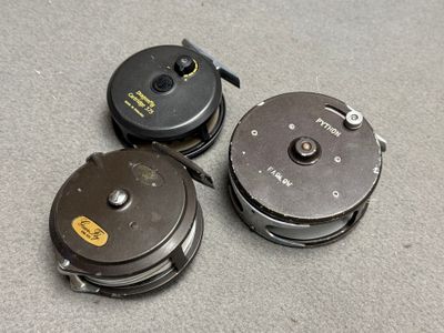 Trois moulinets pêche à la mouche.