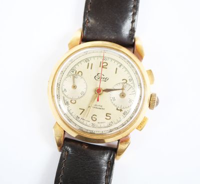 gros plan d'une montre sur une surface blanche