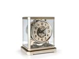 une horloge exposée dans une vitrine