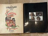 deux livres posés sur un plancher en bois, sur lesquels figurent des photos de personnes