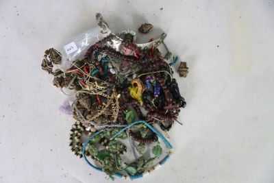 une pile d'objets assortis sur une surface blanche