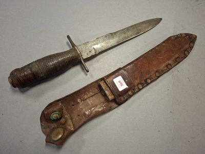 COUTEAU de COMBAT, fusée en cuir, croisière fer. Lame de typ…