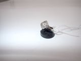 une bague posée sur une table blanche