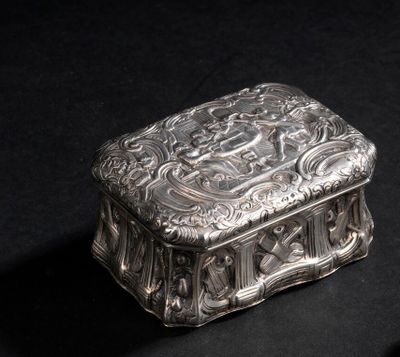 une boîte ancienne en argent, ornée d'un motif sur fond noir