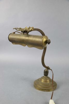 une petite lampe surmontée d'un oiseau