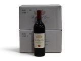 une bouteille de vin à côté d'un carton de vin