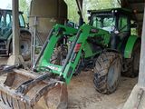 un tracteur garé dans un bâtiment