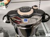 une casserole avec son couvercle dans un magasin