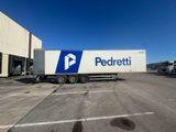 un camion semi-remorque garé dans un parking