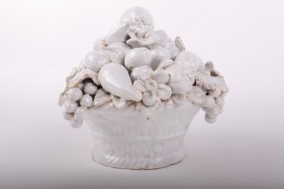 un vase blanc contenant un bouquet de fleurs