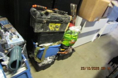 une pile de boîtes et d'autres objets dans une pièce