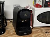 deux cafetières et un mixeur posés sur un plan de travail