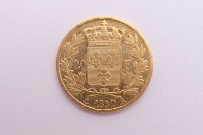 une pièce d'or ornée d'un blason et d'une couronne