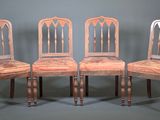 trois chaises en bois placées les unes à côté des autres sur une surface grise