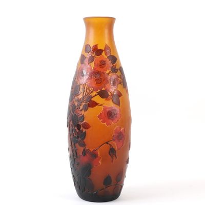 un vase avec un motif floral sur fond blanc