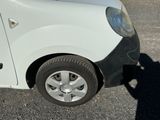 une petite voiture blanche garée sur le parking