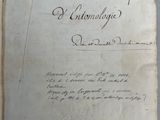 un vieux livre écrit posé sur une table