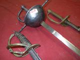 deux épées et une balle posées sur un tissu rouge