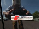 un homme en train de se prendre en photo dans le reflet d'une vitre de voiture