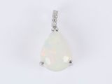 un pendentif en oplite et diamant sur fond blanc