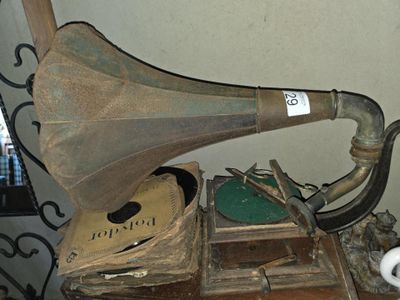 un vieux gramophone posé sur une table, à côté d'une tasse de café
