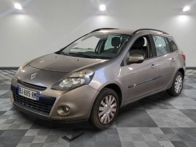 la photo d'une voiture argentée garée dans un garage