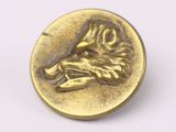 un gros plan d'une pièce d'or sur laquelle figure une tête de loup