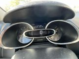 un tableau de bord de voiture équipé d'un compteur de vitesse et de jauges