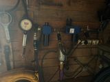 de nombreux outils accrochés au mur du garage