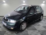 la photo d'une voiture noire garée dans un garage
