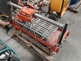 une machine posée sur une palette dans un entrepôt