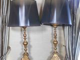 deux lampes posées sur une commode