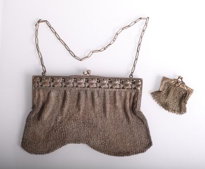 un vieux sac à main muni d'une chaîne et un petit sac à main muni d'une chaîne