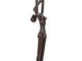 statue en bronze représentant une femme tenant un oiseau sur l'épaule